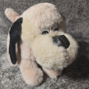 Plüschhund Vintage. Welpe Plüsch. Stoffwelpe Vintage