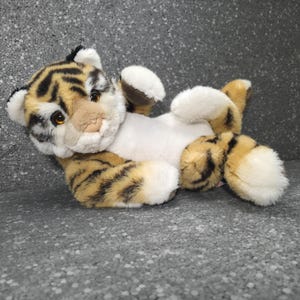 Tigre genial Trudi vintage. Tigre grande Italia. Divertido peluche de tigre vintage. Tigre tumbado Ritratti. Peluche de tigre jefe. Tigre relajado
