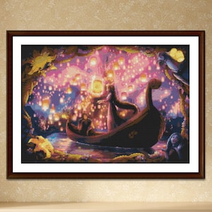 Peut inclure: Une impression encadrée représentant une scène romantique avec un bateau sur un lac, entouré de lanternes flottantes. L'œuvre présente un bateau brun foncé avec deux personnages et une femme aux longs cheveux. L'arrière-plan est rempli de lanternes lumineuses.