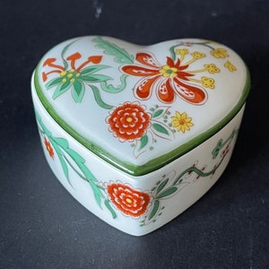 VINTAGE Royal de LIMOGES TRINKET Box Hart Shape With Flower Pattern