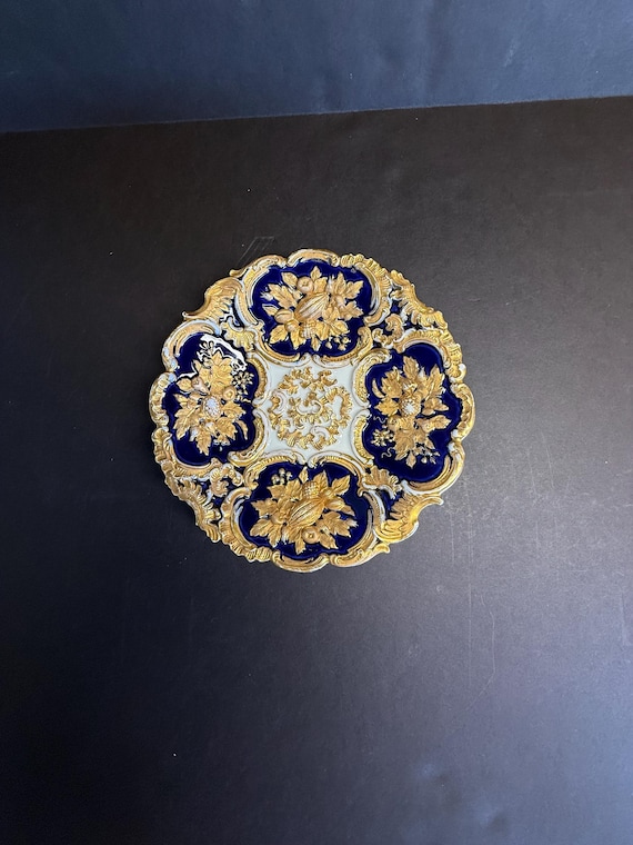 アンティークの希少なマイセン磁器のラウンドプレートとコバルトハンド