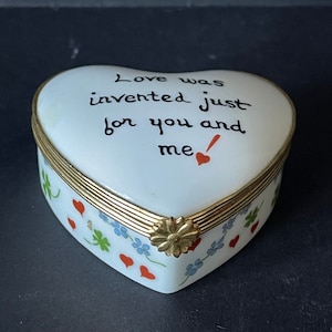 VINTAGE Royal de LIMOGES TRINKET Box Hart Shape con patrón de flores y signo de amor