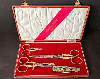 ANTIEKE Etui zijde en fluweel interieur EMAILLE coating met gouden 4st naaidoos