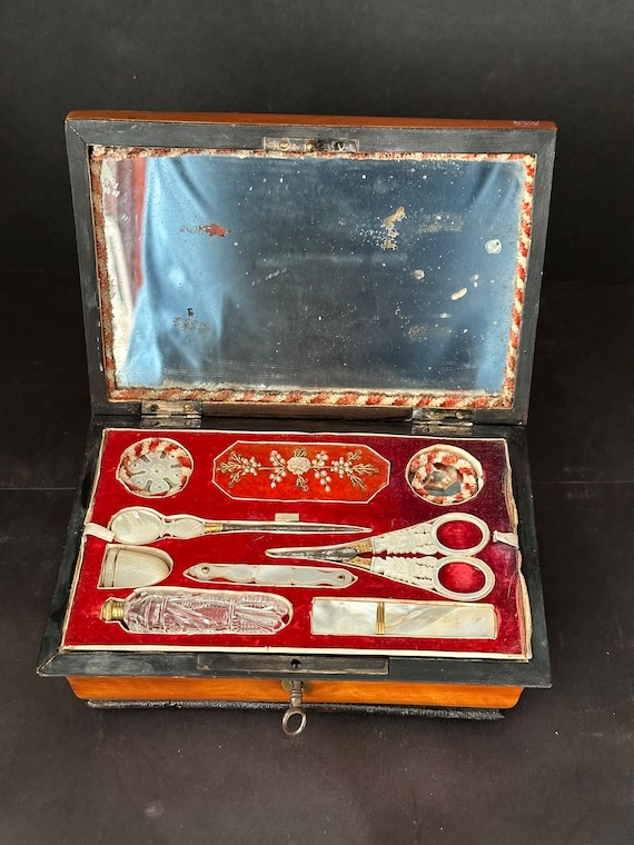 PALAIS ROYAL SEWING Etui With Mother of Pearl France Music Box