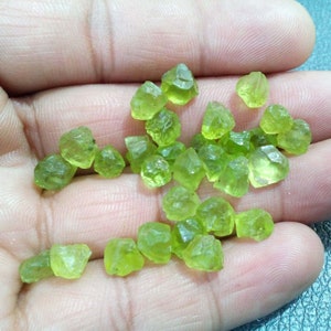 20 Piece Natural Green Peridot Raw,Size 6-8 MM Raw Peridot Crystals,Natural Green Peridot Gemstone,For Making Peridot Raw Jewelry
