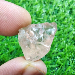Attraktiver Rosenquarz-Rohstein, Größe 21X18X18 MM, rosa Rosenquarzkristalle roh, loser Edelstein, Rosenquarz-Rohschmuck für die Herstellung