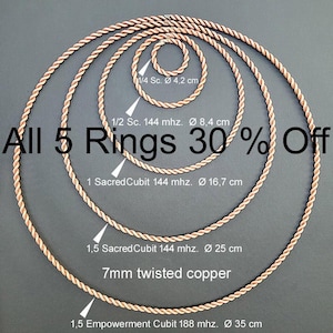 Pode incluir: Conjunto de cinco anéis de cobre, cada um com um diâmetro diferente. Os anéis são feitos de fio de cobre torcido de 7 mm. Os anéis são etiquetados com seu diâmetro em centímetros e sua frequência em megahertz. O texto "All 5 Rings 30% Off" é exibido na parte superior da imagem.
