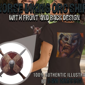 Könnte beinhalten: Ein braunes T-Shirt mit einem nordischen Wikinger-Ork-Design auf Vorder- und Rückseite. Das Design auf der Vorderseite zeigt einen Schild und gekreuzte Äxte. Das Design auf der Rückseite zeigt eine Nahaufnahme des Gesichts eines Orks mit Helm. Der Text "NORSE VIKING ORC SHIRT" und "WITH FRONT AND BACK DESIGN" ist auf dem T-Shirt aufgedruckt. Der Text "100% AUTHENTIC ILLUSTRATION BY SAM KRESSIN" ist unter dem Design aufgedruckt.