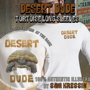 Może przedstawiać: Biała koszula z długim rękawem z grafiką żółwia na plecach. Grafika przedstawia żółwia pustynnego z napisem "DESERT DUDE" złotymi literami. Koszula ma również napis "DESERT DUDE TORTOISE LONG SLEEVES" brązowymi literami z przodu. Napis "WITH COOL TORTOISE GRAPHIC AT THE BACK" znajduje się w kółku wokół grafiki żółwia. Napis "DUDE 100% AUTHENTIC ILLUSTRATION BY SAM KRESSIN" znajduje się na dole koszuli.