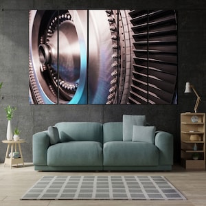 Könnte beinhalten: Nahaufnahme einer großen industriellen Turbinenmaschine in silberner und grauer Metallic-Optik. Die Maschine besteht aus mehreren Schaufeln und einer zentralen Nabe mit einem komplexen Design.