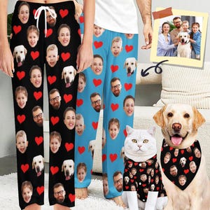 Peut inclure: Un ensemble de pyjamas assortis avec un motif noir et bleu avec des cœurs et des visages. Les pyjamas sont présentés sur un mannequin et un chien portant un bandana assorti. Le bandana a un fond noir avec des cœurs et des visages.