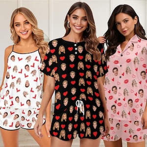Könnte beinhalten: Drei Sets personalisierter Pyjamas. Ein Set ist weiß mit schwarzem Besatz, roten Herzen und Gesichtern. Das zweite Set ist schwarz mit roten Herzen und Gesichtern. Das dritte Set ist rosa mit roten Lippen, Herzen und Gesichtern.