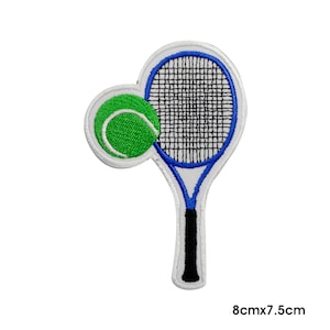 以下が含まれることがあります： 白いテニスラケットに青い縁取り、緑のテニスボールが刺繍されたアイロン接着パッチ。パッチのサイズは8cm×7.5cmです。
