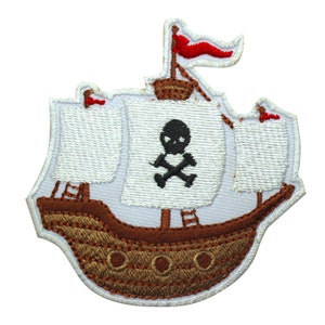 Puede incluir: Parche blanco bordado de un barco pirata con una calavera y huesos cruzados en la vela. El barco tiene velas marrones y una bandera roja.