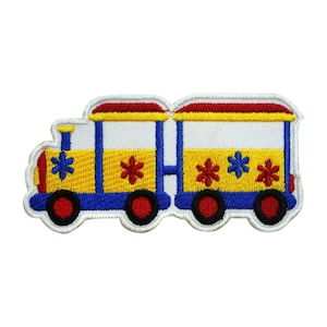 Op de afbeelding: Een kleurrijk geborduurd strijk-op-patch van een speelgoedtrein met gele, blauwe, rode en witte details. De trein heeft vier wielen en een rood dak.