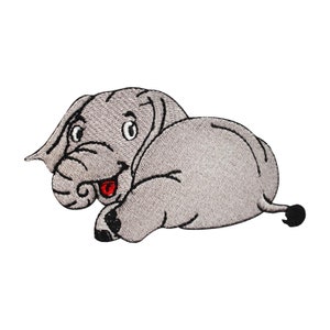 Peut inclure: Écusson brodé d'un éléphant de dessin animé gris clair, allongé avec une langue rouge. L'éléphant a de grandes oreilles, une trompe et une queue noire. L'écusson est sur fond blanc.