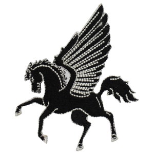 Peut inclure: Écusson noir représentant Pégase, avec des détails brodés en blanc. Le cheval ailé mythique est représenté cabré, avec des ailes détaillées et une queue flottante. L'écusson est conçu pour être appliqué sur des vêtements ou des accessoires.