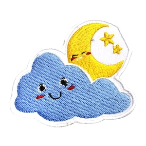 以下が含まれることがあります： 笑顔の青い雲、黄色の三日月、2つの黄色の星が刺繍されたパッチ。雲は黒い目と赤い頬をしています。パッチには白い縁取りがあります。