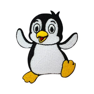 Op de afbeelding: Geborduurde strijk-op patch met een cartoonpinguïn met zwart-witte veren, een gele snavel en voeten en een witte buik. De pinguïn glimlacht en heeft zijn vleugels uitgespreid.