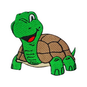 Könnte beinhalten: Ein gestickter Aufnäher mit einer lächelnden Schildkröte, die ein Auge geschlossen hat, als ob sie zwinkert. Die Schildkröte ist grün mit einer braunen Schale und grünen Beinen und Kopf.