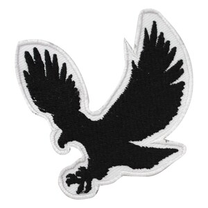 Könnte beinhalten: Schwarzer Adler-Aufnäher mit weißem, gesticktem Rand. Der Adler ist mit ausgebreiteten Flügeln dargestellt, bereit zur Landung. Geeignet für Jacken, Taschen oder andere Stoffartikel.
