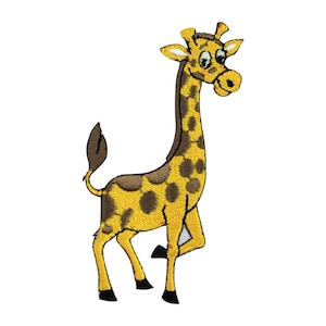 Op de afbeelding: Geborduurde patch van een cartoon giraffe met een lange nek, gele lichaam en bruine vlekken. De giraffe staat op één been met een vriendelijke uitdrukking, perfect om toe te voegen aan kleding of accessoires.