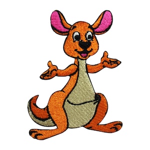 Può includere: Toppa ricamata da stirare con un canguro dei cartoni animati con orecchie rosa, pelliccia arancione e una tasca beige. Il canguro sorride e ha le braccia distese.