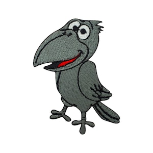 Puede incluir: Parche bordado con un cuervo de dibujos animados. El cuervo es gris con un pico grande y la boca abierta que muestra una lengua roja. Tiene ojos grandes y está sonriendo. El parche está diseñado para su aplicación en ropa o accesorios.