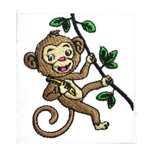 Op de afbeelding: Een geborduurde strijk-op patch met een cartoon aap die een banaan vasthoudt en aan een wijnstok met groene bladeren zwaait.