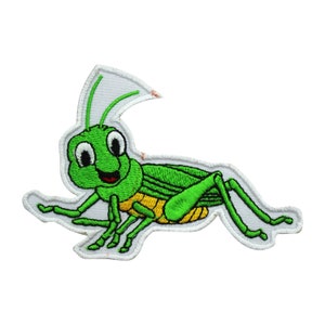 Könnte beinhalten: Gestickter Aufnäher mit einem Cartoon-Heuschrecken-Motiv in Grün und Gelb, mit weißem Rand. Die Heuschrecke hat große Augen, einen lächelnden Mund und lange Fühler. Geeignet zum Dekorieren von Kleidung oder Accessoires.