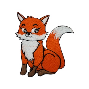 Peut inclure: Un patch brodé thermocollant représentant un renard de dessin animé assis, la queue enroulée derrière lui. Le renard est orange avec du pelage blanc sur la poitrine et le bout de la queue.
