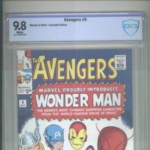 Puede incluir: Cómic de Los Vengadores #9, calificado con 9.8, con Wonder Man. La portada muestra varios personajes de Los Vengadores con una combinación de colores azul, rojo y amarillo. El cómic está dentro de un protector.