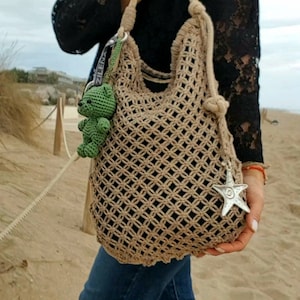 Makramee Einkaufstasche. Handtasche im Boho Stil. Handgemachte Schultertasche aus naturbelassener Baumwolle. Makramee Strandtasche mit verstellbarem Henkel.