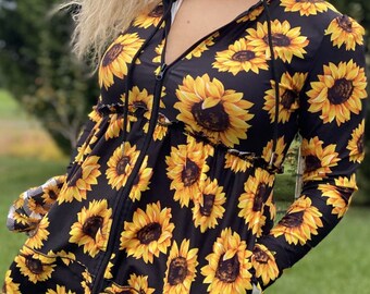 Gelbe Sonnenblumen auf schwarzem Hintergrund Damen Reißverschlusstasche Hoodie Jacke mit Taschen | Blume vertuschen