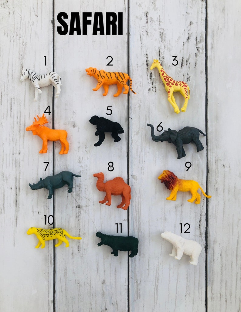 K&ouml;nnte beinhalten: Ein Set mit 12 Plastik-Safari-Tierfiguren, nummeriert von 1 bis 12. Die Tiere umfassen ein Zebra, einen Tiger, eine Giraffe, einen Elch, einen Gorilla, einen Elefanten, ein Nashorn, ein Kamel, einen L&ouml;wen, einen Leoparden, ein Flusspferd und einen Eisb&auml;ren.