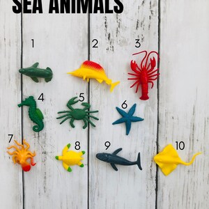 K&ouml;nnte beinhalten: Ein Set aus zehn bunten Plastik-Meerestier-Spielzeugen, nummeriert von 1 bis 10. Die Spielzeuge beinhalten ein Seepferdchen, eine Krabbe, einen Seestern, einen Oktopus, eine Schildkr&ouml;te, einen Wal, einen Rochen, einen Hummer, einen Schwertfisch und einen Aal.