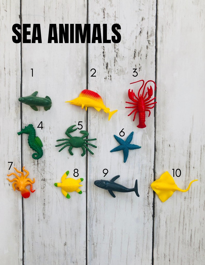 K&ouml;nnte beinhalten: Ein Set aus zehn bunten Plastik-Meerestier-Spielzeugen, nummeriert von 1 bis 10. Die Spielzeuge beinhalten ein Seepferdchen, eine Krabbe, einen Seestern, einen Oktopus, eine Schildkr&ouml;te, einen Wal, einen Rochen, einen Hummer, einen Schwertfisch und einen Aal.