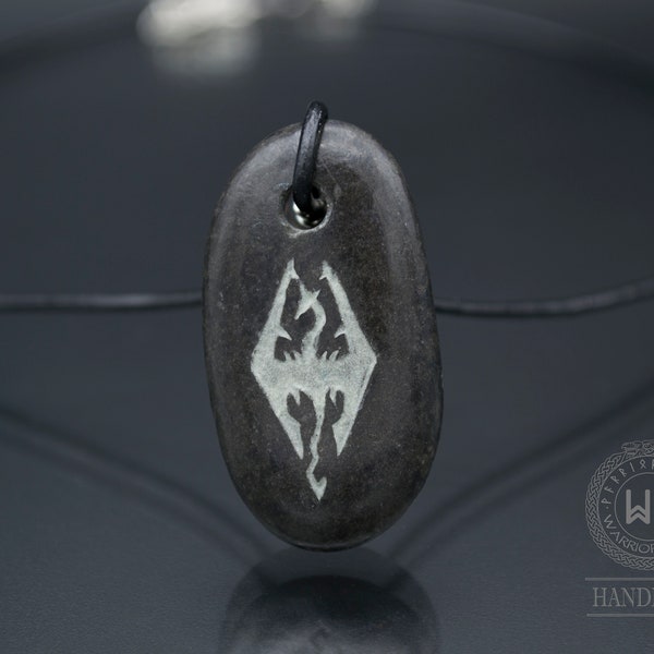 Collier Skyrim en pierre gravé à la main, jeux vidéos, Skyrim, bijoux geek, bijoux skyrim, collier skyrim, Elder scrolls V