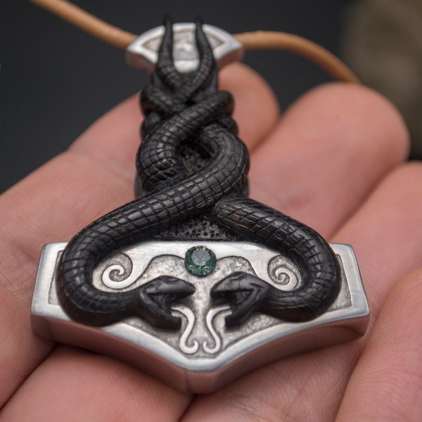 Collier Mjölnir en acier et sculpture serpent monde en bois d'ébène fait main, collier Mjölnir, Mjölnir, collier viking, marteau de Thor