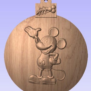 Könnte beinhalten: Ein hölzerner Weihnachtsbaumschmuck mit einer 3D-Schnitzerei von Mickey Mouse in einer festlichen Pose. Der Schmuck ist kreisförmig und hat oben einen Stechpalmenzweig.