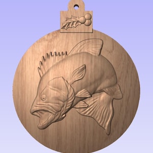 Op de afbeelding: Een houten kerstversiering in de vorm van een vis met een ontwerp van hulst en bessen aan de bovenkant.