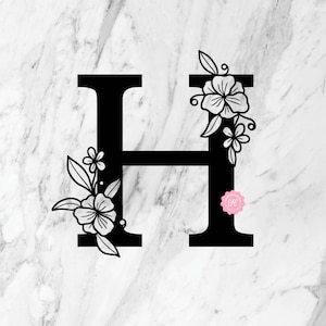 K&ouml;nnte beinhalten: Schwarz-wei&szlig;es Blumenmuster mit dem Buchstaben H. Der Buchstabe ist von stilisierten Blumen und Bl&auml;ttern umgeben.