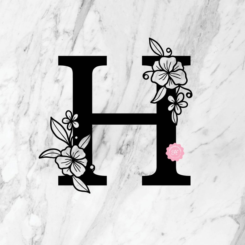 K&ouml;nnte beinhalten: Schwarz-wei&szlig;es Blumenmuster mit dem Buchstaben H. Der Buchstabe ist von stilisierten Blumen und Bl&auml;ttern umgeben.