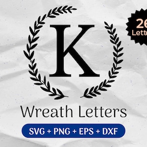 以下が含まれることがあります： リースで囲まれたKの文字の白黒のグラフィック。リースの下に「Wreath Letters」と「SVG + PNG + EPS + DXF」のテキストがあります。右上に「26 Letters」というテキストの入った黒い星があります。