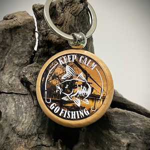 Angeln Keep calm Go Angeln Karpfen Holz Schlüsselanhänger Camper Camping Fob T4 T5 T25 T2 One Life Live it Bus Van Campervan Free Gift Bag