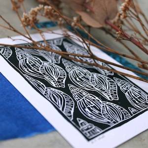 Könnte beinhalten: Schwarz-weißer Linolschnitt von Muscheln auf schwarzem Hintergrund. Der Druck ist mit einem weißen Rand gerahmt.