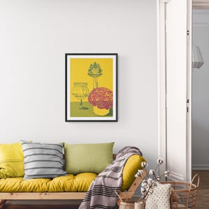 Puede incluir: Una impresión artística enmarcada con un fondo amarillo, que representa una naturaleza muerta. La impresión incluye una lámpara, un reloj de cuco y un ramo de flores rojas en un jarrón amarillo. El texto "VENUS FLEUR" es visible en la lámpara.