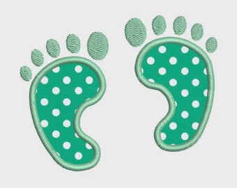 Könnte beinhalten: Zwei gestickte Baby-Fußabdrücke. Die Fußabdrücke sind türkisgrün mit weißen Tupfen und einer türkisgrünen Umrandung. Das Bild befindet sich auf weißem Hintergrund. Das Design eignet sich für Bastelarbeiten und Projekte zum Thema Baby.