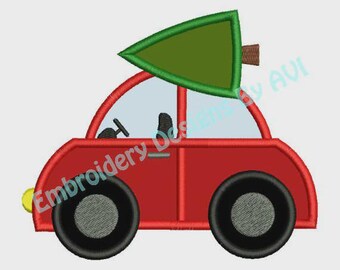 以下が含まれることがあります： 黒い車輪と緑のクリスマスツリーが付いた赤い車。車にはハンドルと運転席があります。画像はデジタル刺繍デザインです。