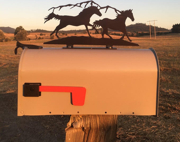 MAILBOX TOPPER | Mustangs Running | Horses